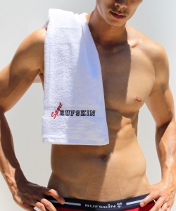 100 % Хлопковое полотенце с эмблемой RUFSKIN Sport.